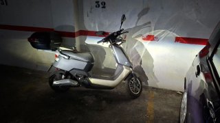 Moto Eléctrica Scooter Gris y Negra