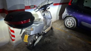 Moto Eléctrica Scooter Gris y Negra