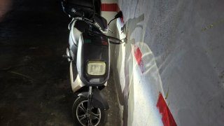 Moto Eléctrica Scooter Gris y Negra
