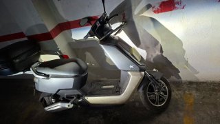 Moto Eléctrica Scooter Gris y Negra