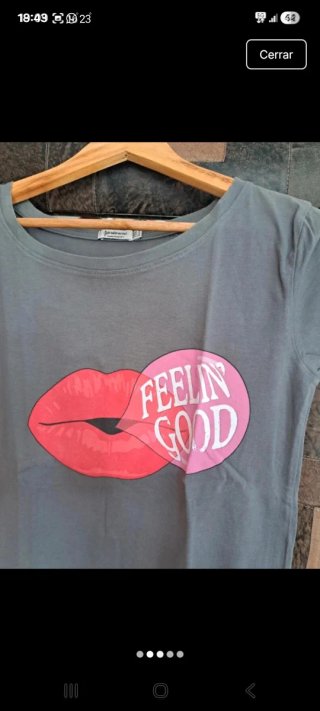Camiseta gris con labios y Feelin Good