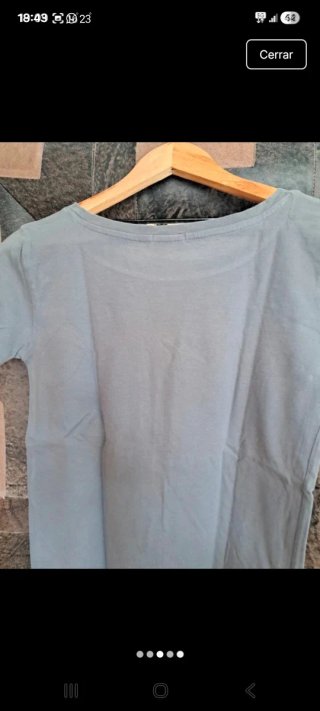Camiseta gris con labios y Feelin Good