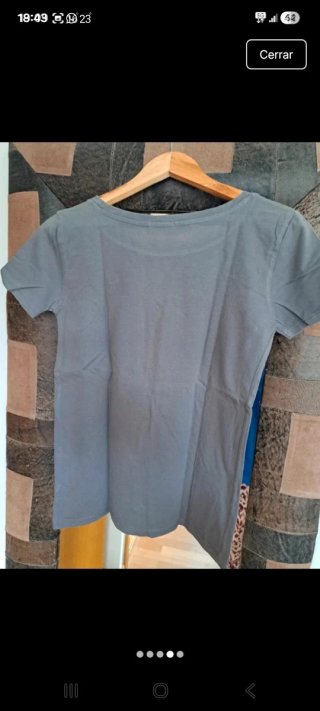 Camiseta gris con labios y Feelin Good