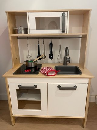 Cocina infantil de madera de ikea con accesorios