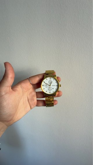 Reloj dorado con cadena y mariposa