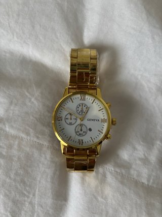 Reloj dorado con cadena y mariposa