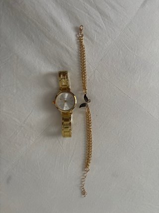 Reloj dorado con cadena y mariposa