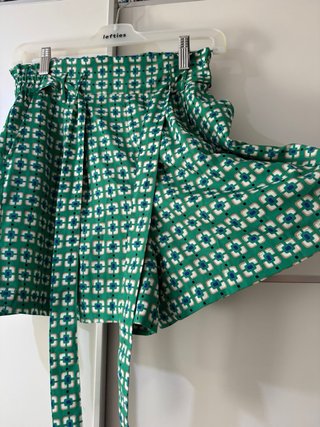 Pantalón corto verde con fruncido