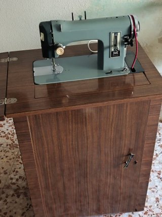 Máquina de coser Sears antigua con mueble