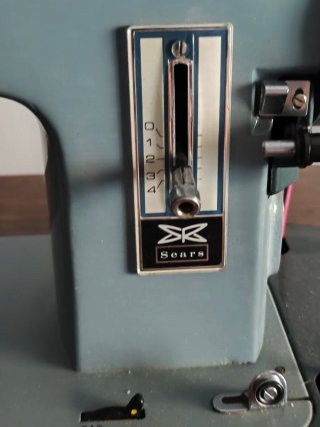 Máquina de coser Sears antigua con mueble