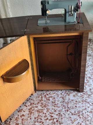 Máquina de coser Sears antigua con mueble