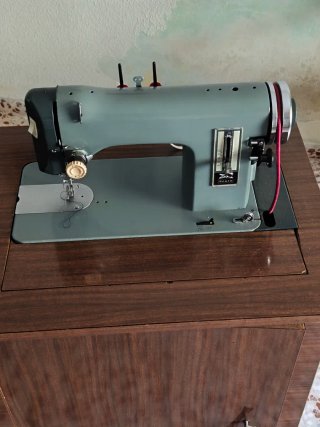 Máquina de coser Sears antigua con mueble