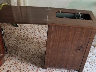 Máquina de coser Sears antigua con mueble