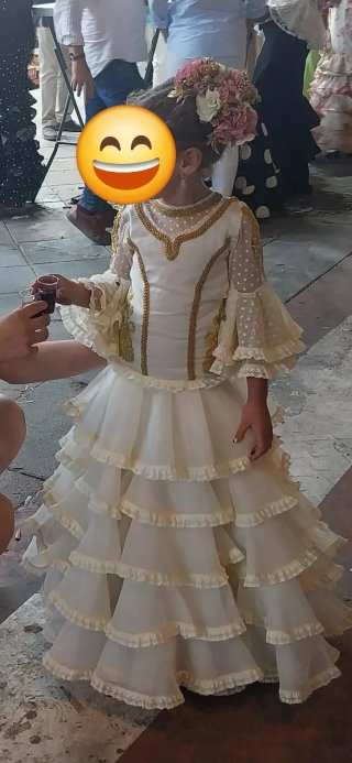 Traje de flamenca blanco y dorado