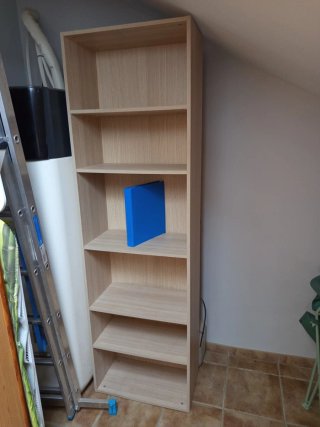 Estantería de madera con baldas