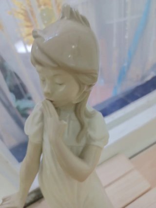Figura Lladró Niña Bostezando