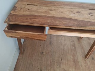 Mesa de madera con cajones y tapa abatible