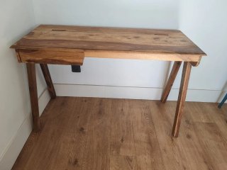 Mesa de madera con cajones y tapa abatible