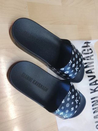 Chanclas Gianni Kavanagh negras con logo