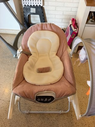 Hamaca para bebé rosa con arco de juegos