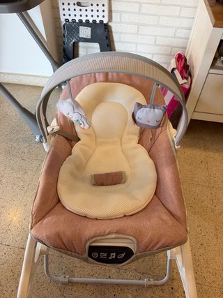 Hamaca para bebé rosa con arco de juegos