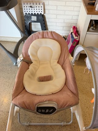 Hamaca para bebé rosa con arco de juegos