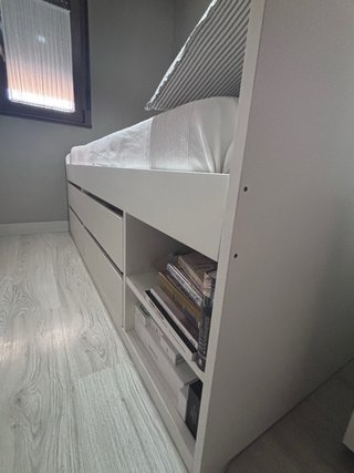 Cama Ikea con cajones y baldas