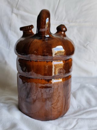 Cántaro de cerámica marrón