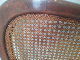 Cabeceros y pieceros de madera y rejilla.