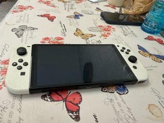 Nintendo Switch OLED Bianca + 2 Giochi