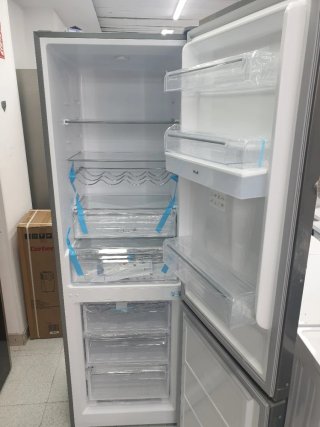 Nevera plateada con dispensador,  nueva con tara