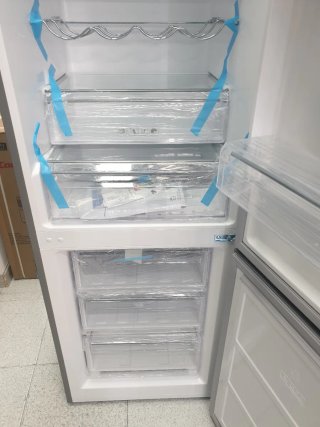 Nevera plateada con dispensador,  nueva con tara