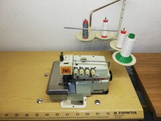 Máquina Overlock Siruba 747 D