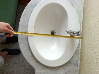 Mueble de baño con lavabo y grifo
