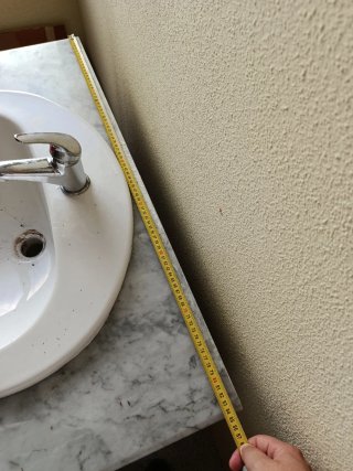 Mueble de baño con lavabo y grifo