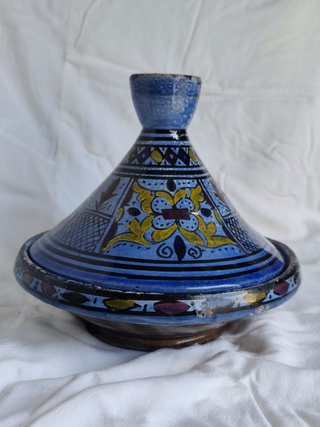 Cántaro de cerámica azul decorado