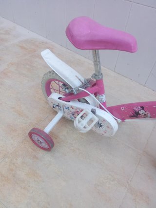 Bicicleta infantil rosa con ruedines