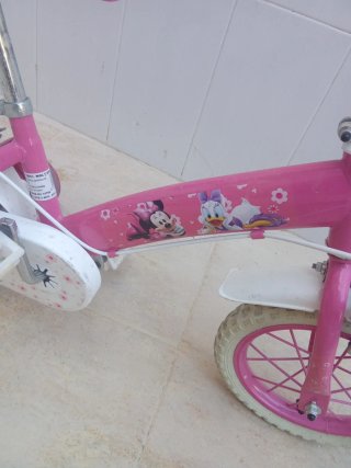 Bicicleta infantil rosa con ruedines