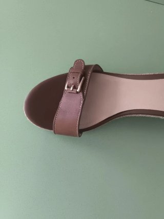 Cuñas Cortefiel de corron marrón con hebilla