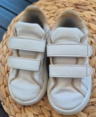 Adidas Blancas y Doradas Velcro talla 26