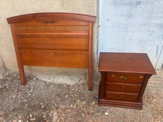 Cabecero de cama y mesita de noche madera