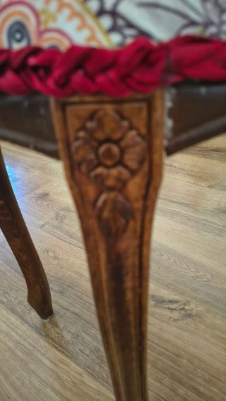 Taburete de madera con tapizado floral