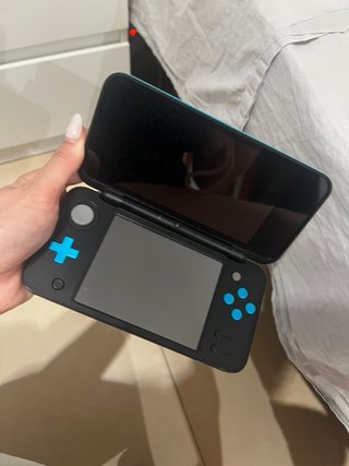 Nintendo 2DS XL + Caricatore + 2 Giochi