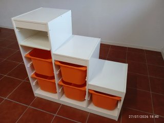 Mobiletto di stoccaggio IKEA con cestini arancioni
