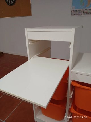 Mobiletto di stoccaggio IKEA con cestini arancioni