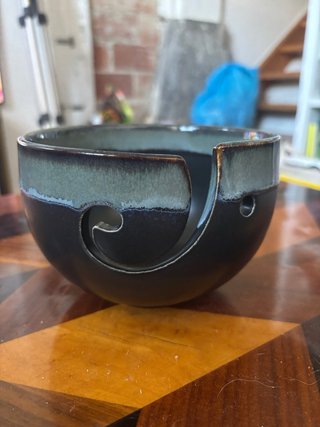 Cuenco de cerámica artesanal negro y azul