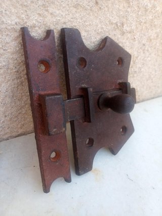 4 Cerrojos de acero.