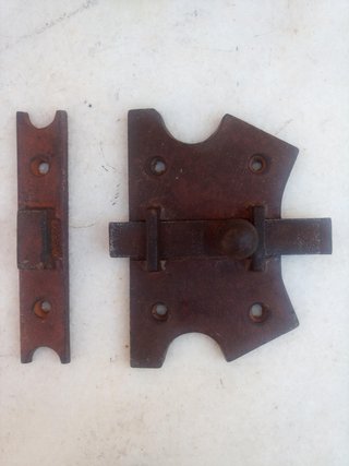 4 Cerrojos de acero.