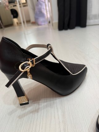 Zapatos de tacón negros con detalles dorados