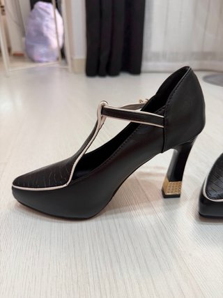 Zapatos de tacón negros con detalles dorados